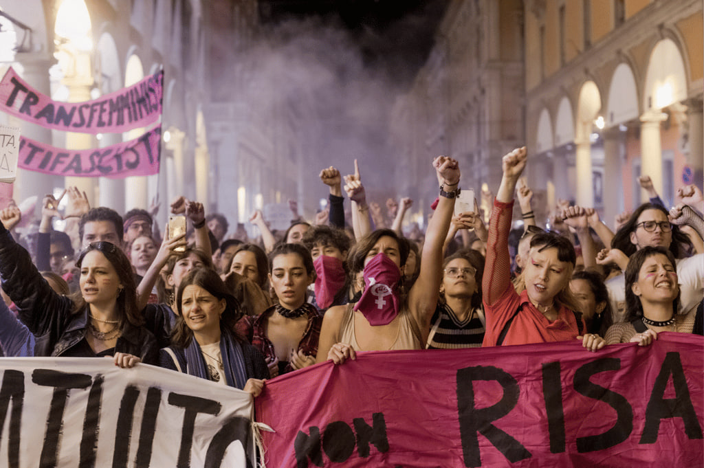 LE DONNE CHE NON VOGLIONO FARE LE DONNE. E LA DENATALITÀ CHE CI ANNIENTA