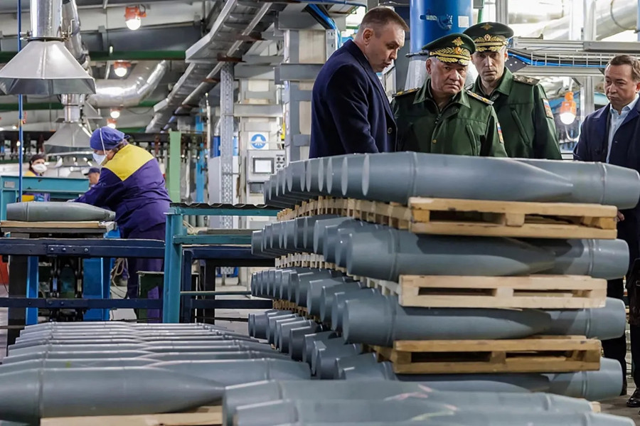 Nuovi rapporti occidentali rivelano un notevole incremento nella produzione di pezzi di artiglieria e proiettili da parte della Russia