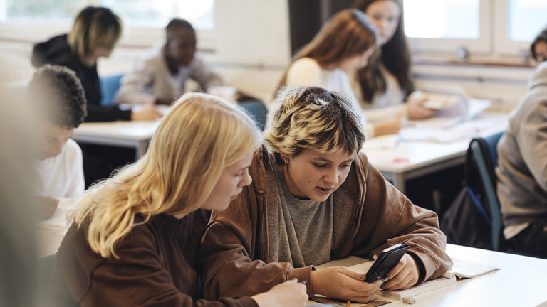 Dalla Russia: "È ora di vietare gli smartphone nelle scuole"
