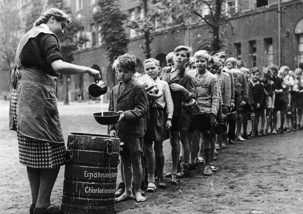Germania bambini in fila per cibo