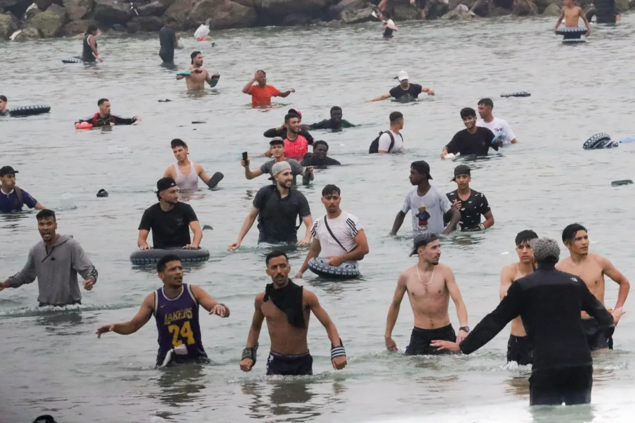 Migliaia di migranti arrivano a Ceuta a nudo e a piedi, 31 luglio 2026