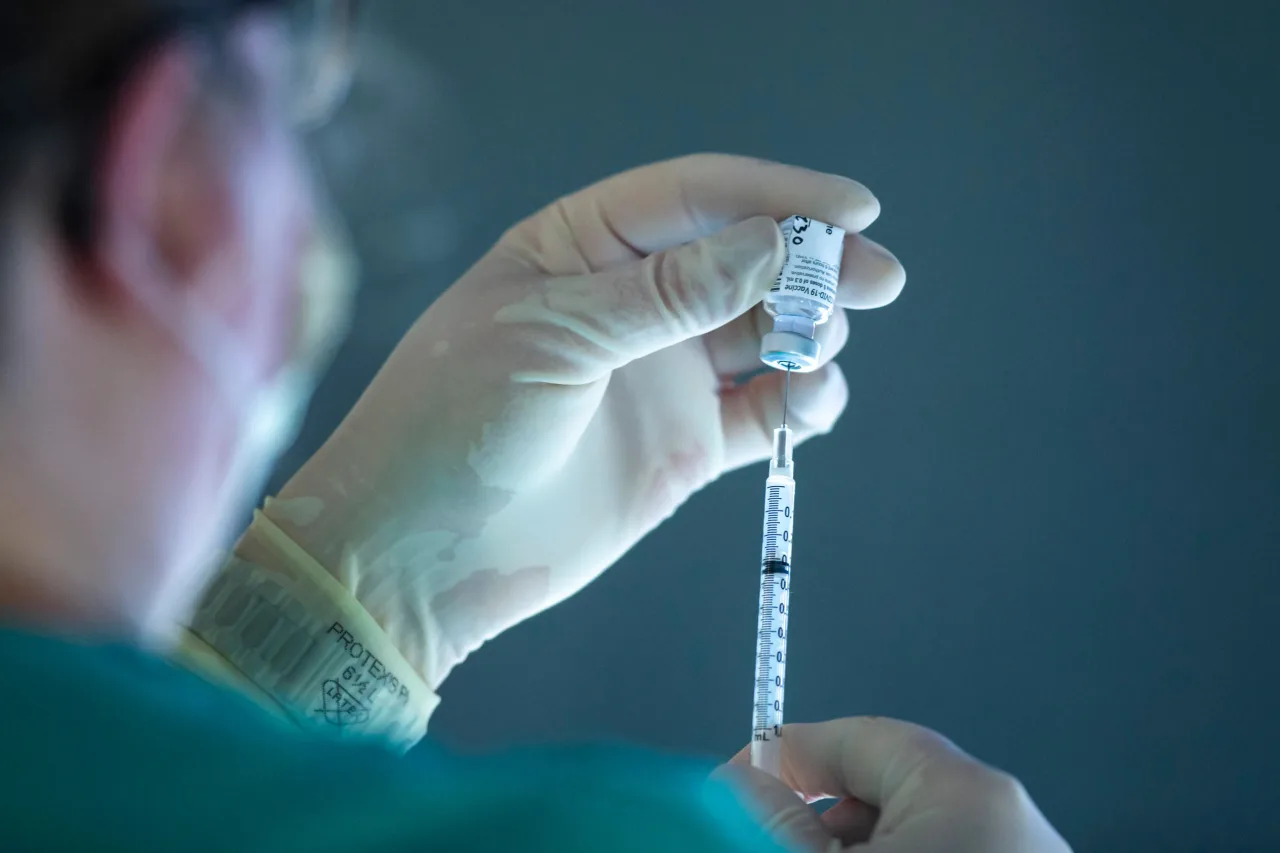Vaccini genici e intelligenza artificiale: le armi del dominio