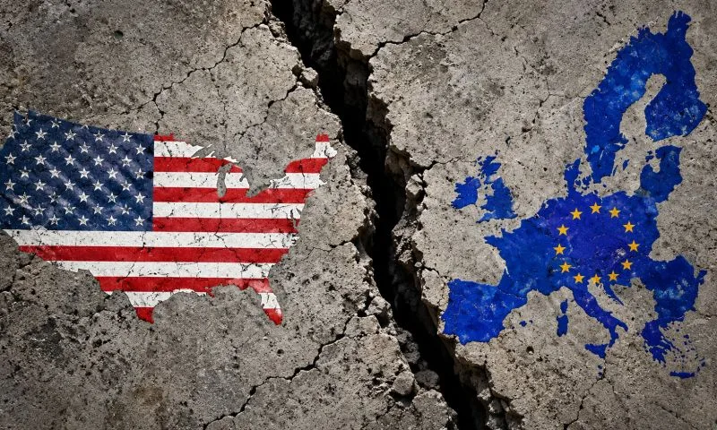 Fissure-geopolitique-entre-cartes-peintes