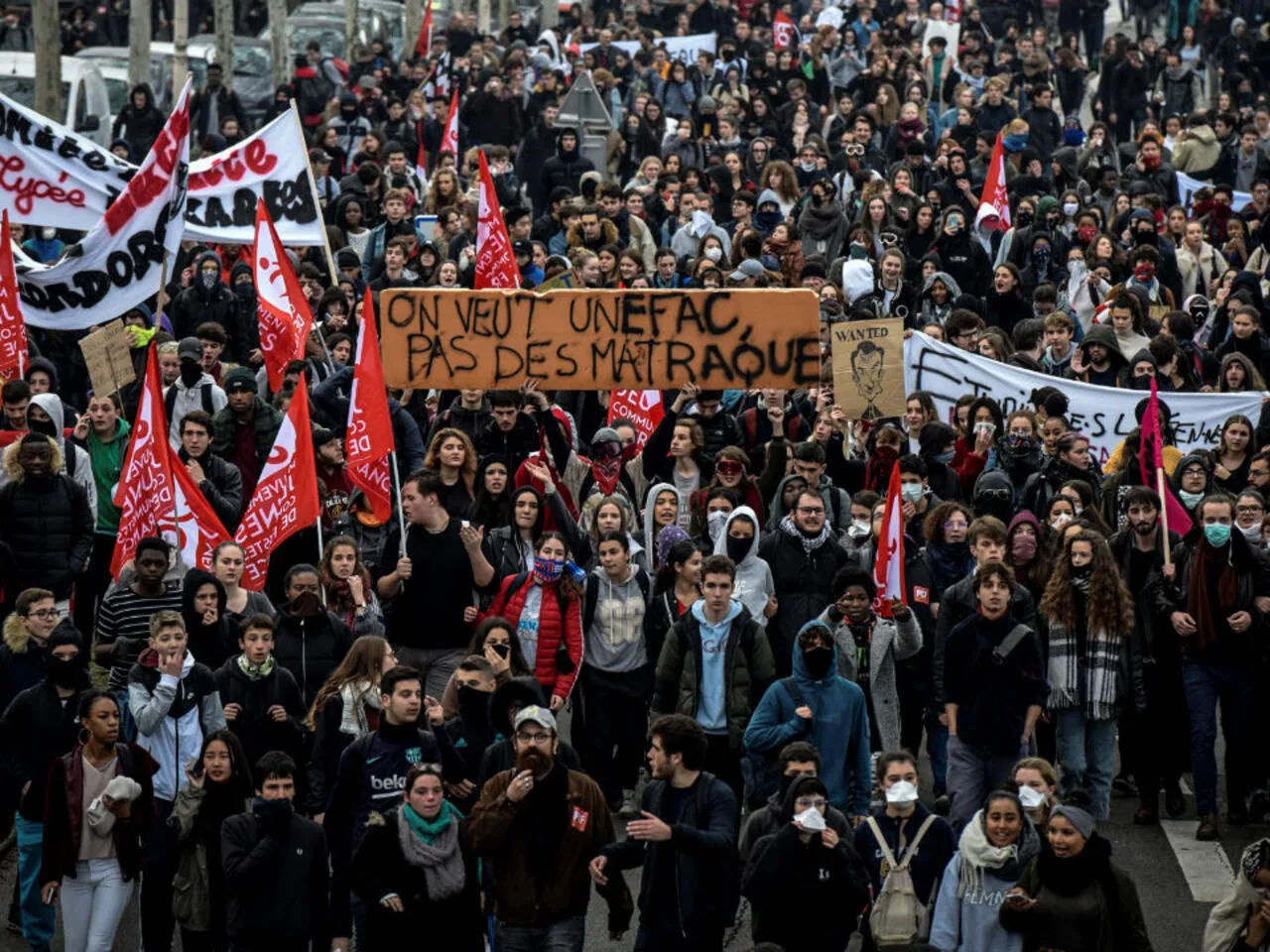 Francia, studenti delle scuole superiori in rivolta: il governo ha paura dell'effetto a catena